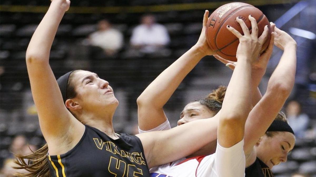 Shawnee Mission West’s Kenzie Loe (left).