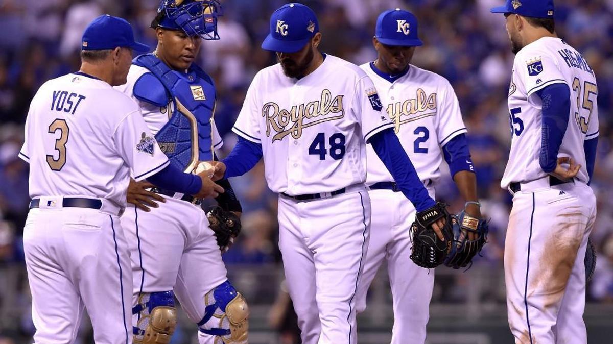 Royals reliever Joakim Soria (center) was taken out by manager Ned Yost during the eighth inning Sunday. Soria gave up three runs in the Royals’ 4-3 win over the New York Mets.