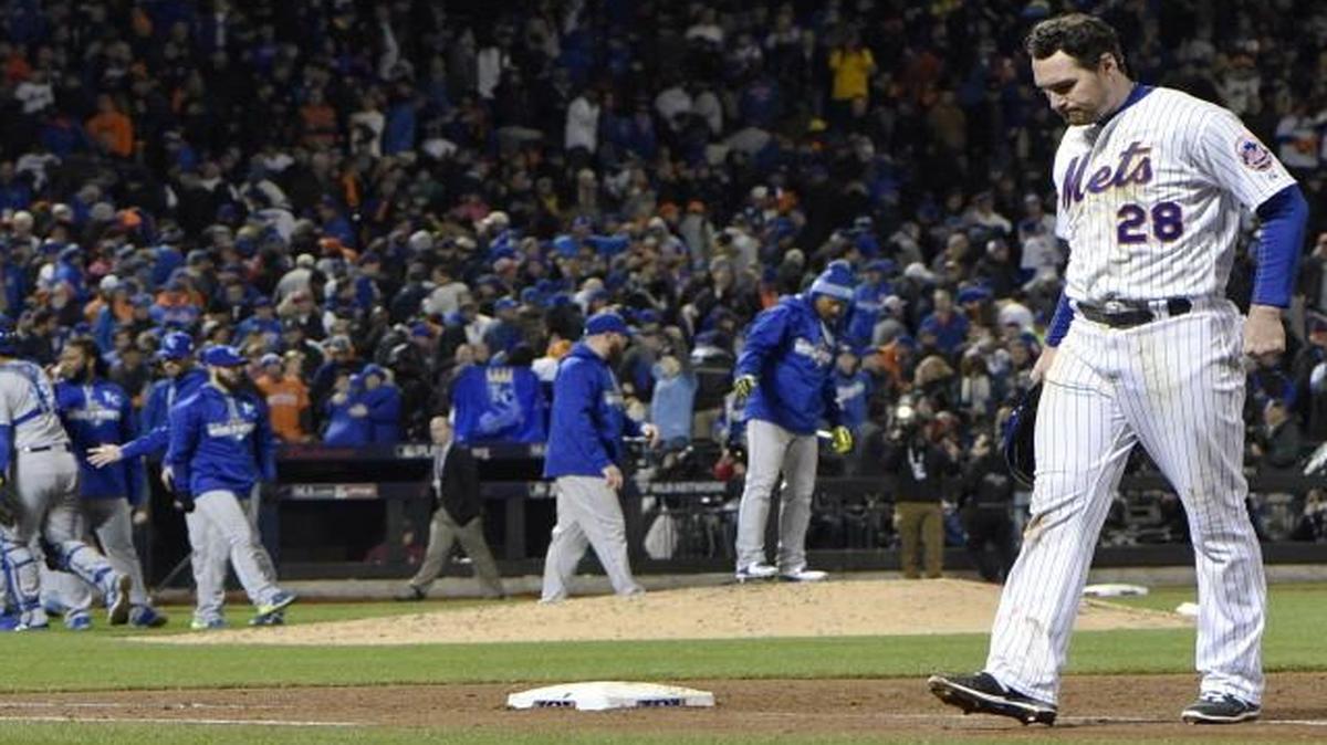 Mets second baseman Daniel Murphy walked off the field while the Royals celebrated their 5-3 victory in Game 4 of the World Series on Saturday night at Citi Field in New York. A fielding error by Murphy in the eighth inning opened the door for a three-run rally by Kansas City.