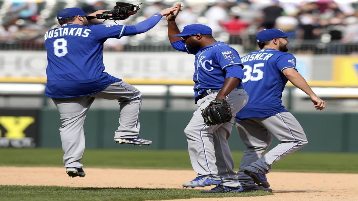 Mike Moustakas (left) returned to the Royals on Saturday. He had been on the disabled list. The Royals won at the Chicago White Sox 2-1.