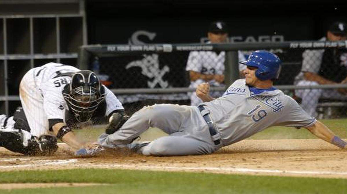 
White Sox catcher Tyler Flowers tags out the Royals' Danny Valencia at home on a throw from Alejandro De Aza during Monday’s baseball game in Chicago. Valencia tried to score from first on a double by Alcides Escobar during the fourth inning.
