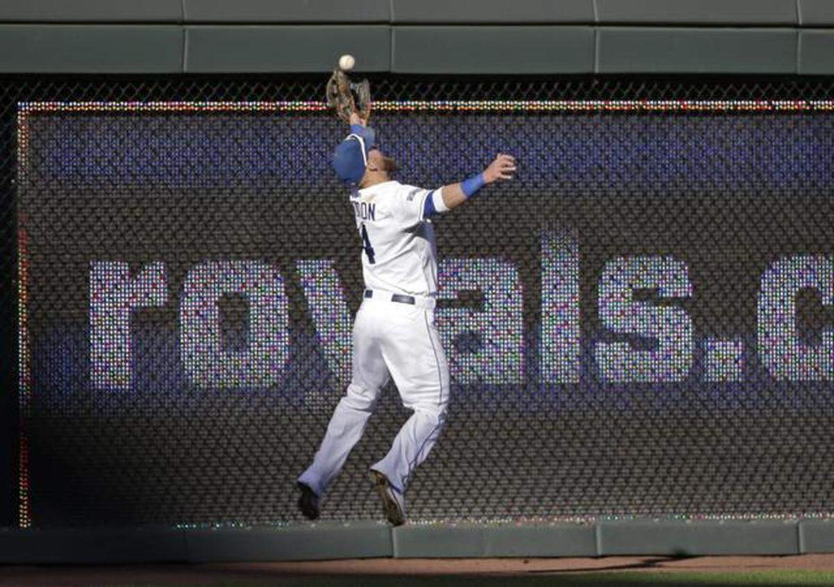 As far as the old-school guys are concerned, Alex Gordon plays the game right; and that includes running into solid objects in order to make important catches.