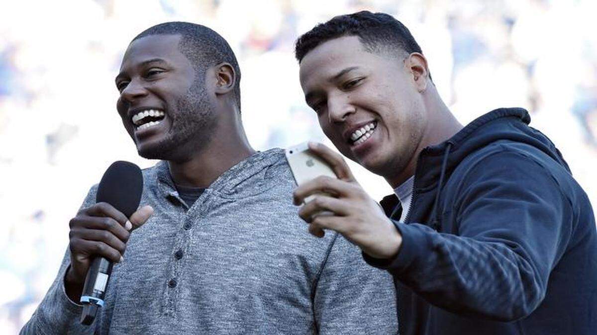 
The Royals’ Salvador Perez took a selfie as Lorenzo Cain tried to address the crowd during Thursday’s 2014 season celebration at Kauffman Stadium.
