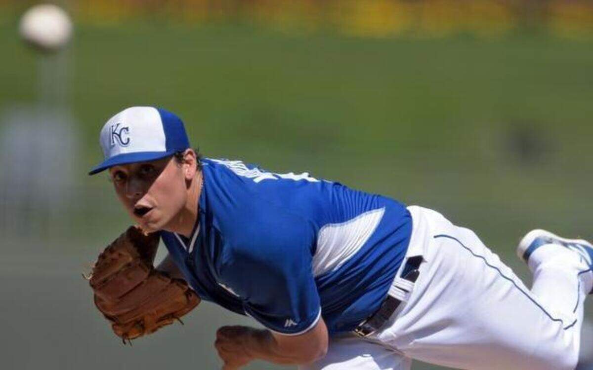 
A B-squad of Angels peppered Royals starter Jason Vargas in a 7-6 defeat in 10 innings on Saturday. Los Angeles scored five runs off Vargas in his second inning of work, aided by a fielding error by rookie catcher Francisco Pena. 
