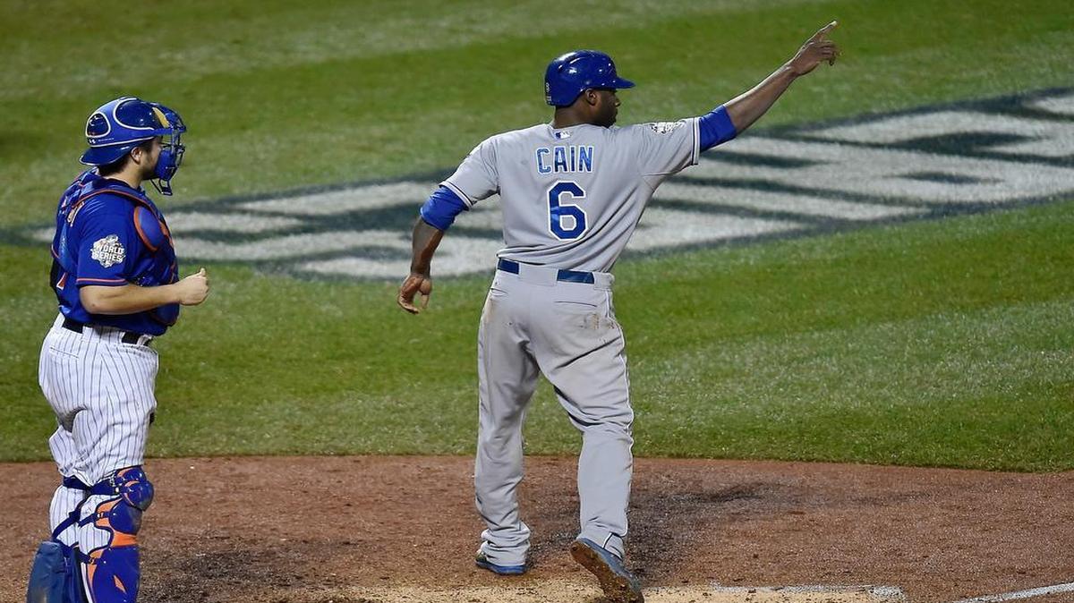 The Royals’ Lorenzo Cain pointed to Eric Hosmer after scoring on Hosmer’s double in World Series Game 5.