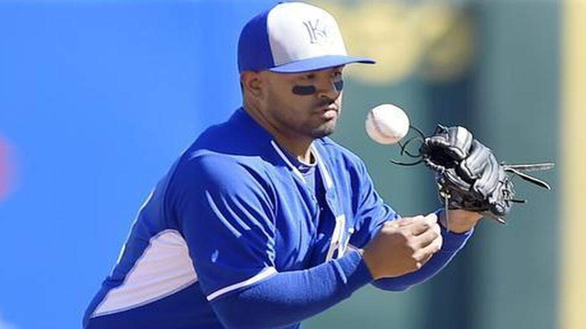 
Kansas City Royals second baseman Christian Colon fought to control the ball on a grounder, which allowed the Los Angeles Angels’ David Freese to reach first on Sunday in Tempe, Ariz.
