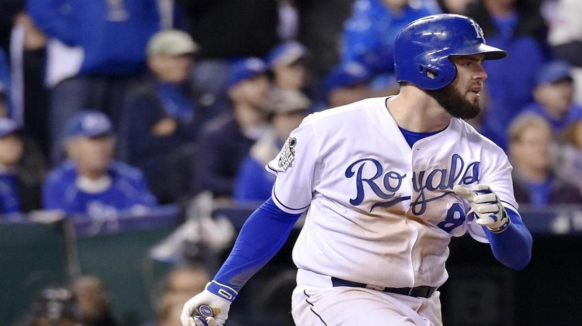 Royals third baseman Mike Moustakas tied the game 3-3 with a sungle in the sixth inning.