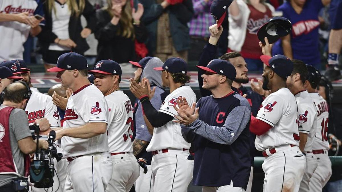 Cleveland Indians players applauded the fans after the team’s 22-game winning streak came to an end on Friday night in Cleveland against the Royals.