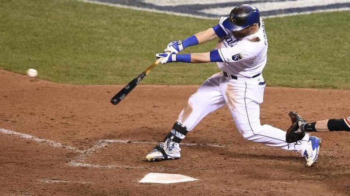 
Kansas City Royals outfielder Alex Gordon hopes to be cleared to swing and throw next week.
