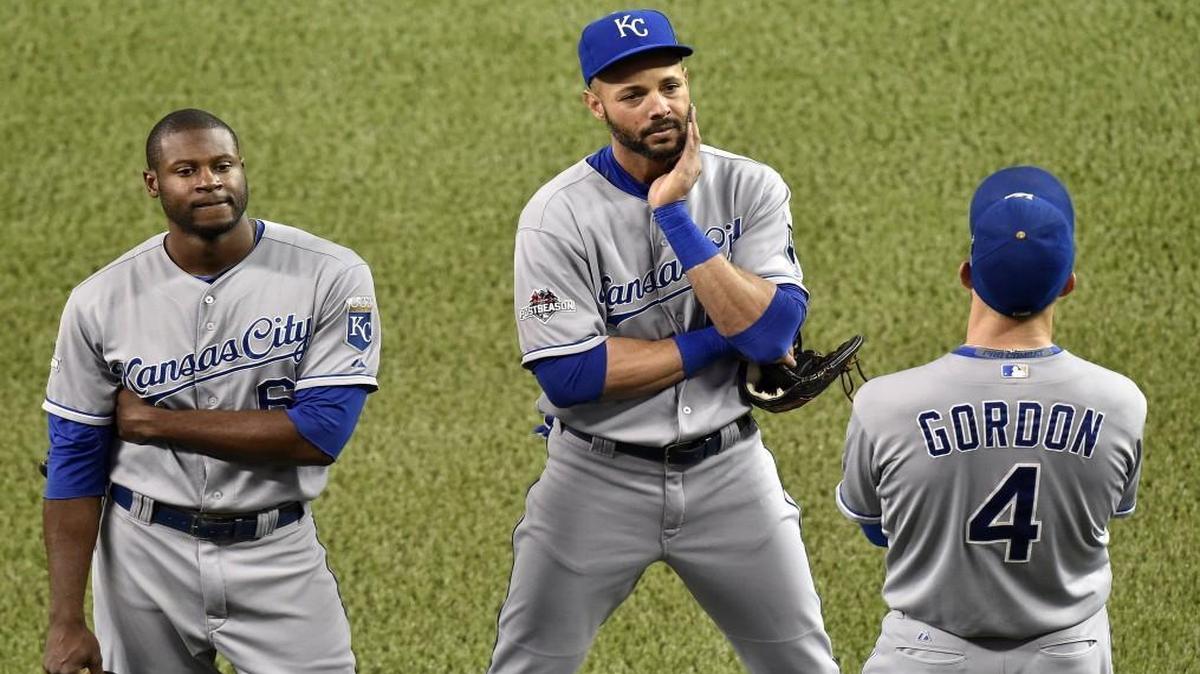 
Royals outfielders Lorenzo Cain (from left), Alex Rios and Alex Gordon commiserated as starting pitcher Johnny Cueto was taken out of the game.
