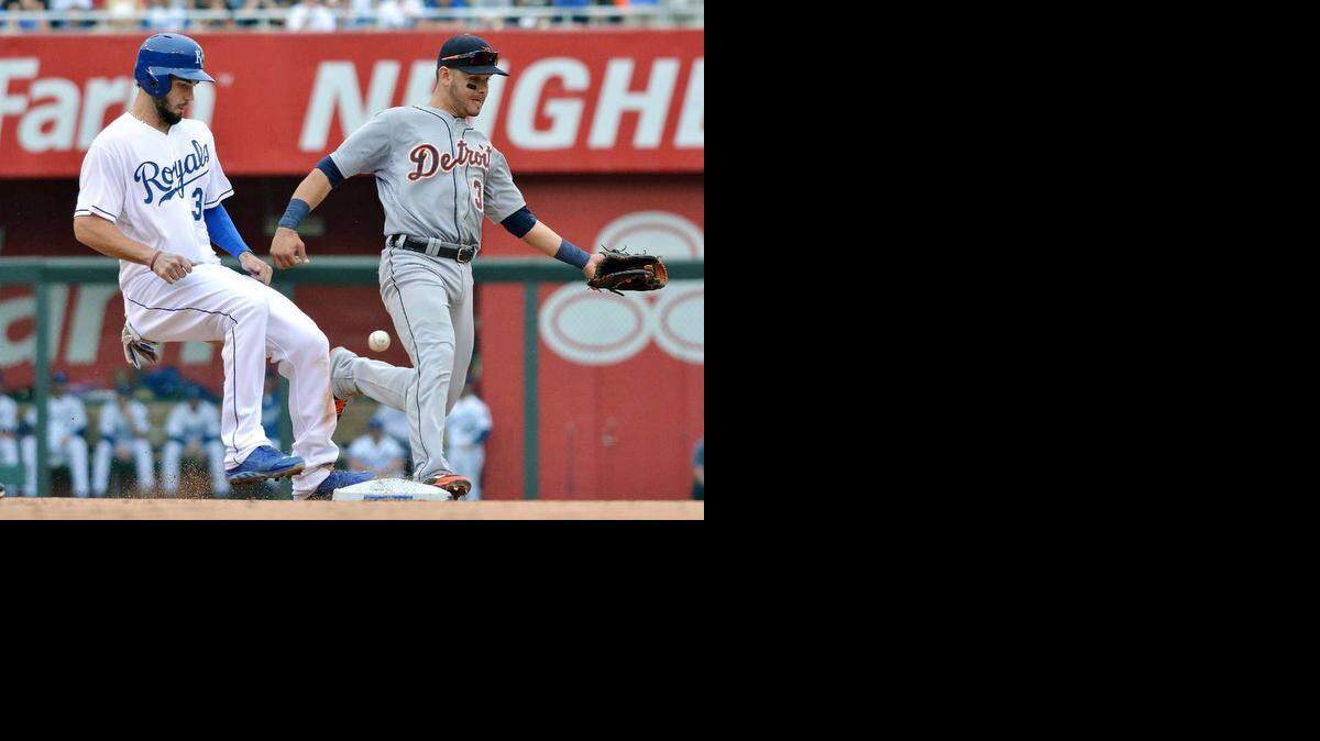 
The Royals’ Eric Hosmer got back to second after Omar Infante lined out to Tigers second baseman Ian Kinsler, but Kinsler’s throw went past shortstop Eugenio Suarez (right). Salvador Perez was called out for not tagging up at third before trying to score on the play, ending the sixth inning.
