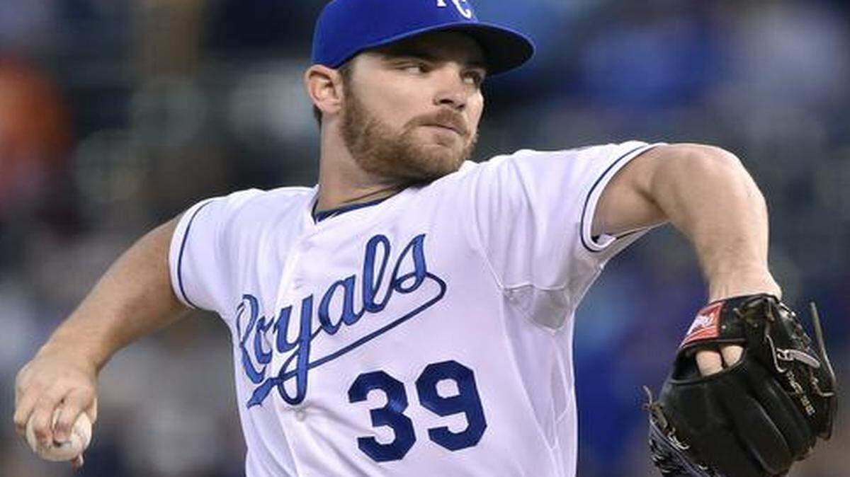 
Liam Hendriks will start in place of Danny Duffy for the Royals as Kansas City hosts the Chicago White Sox in the second game of a three-game series tonight at Kauffman Stadium. Duffy has been on the shelf since leaving the Royals’ Sept. 6 game against the New York Yankees after throwing one pitch. He was diagnosed with rotator cuff inflammation.
