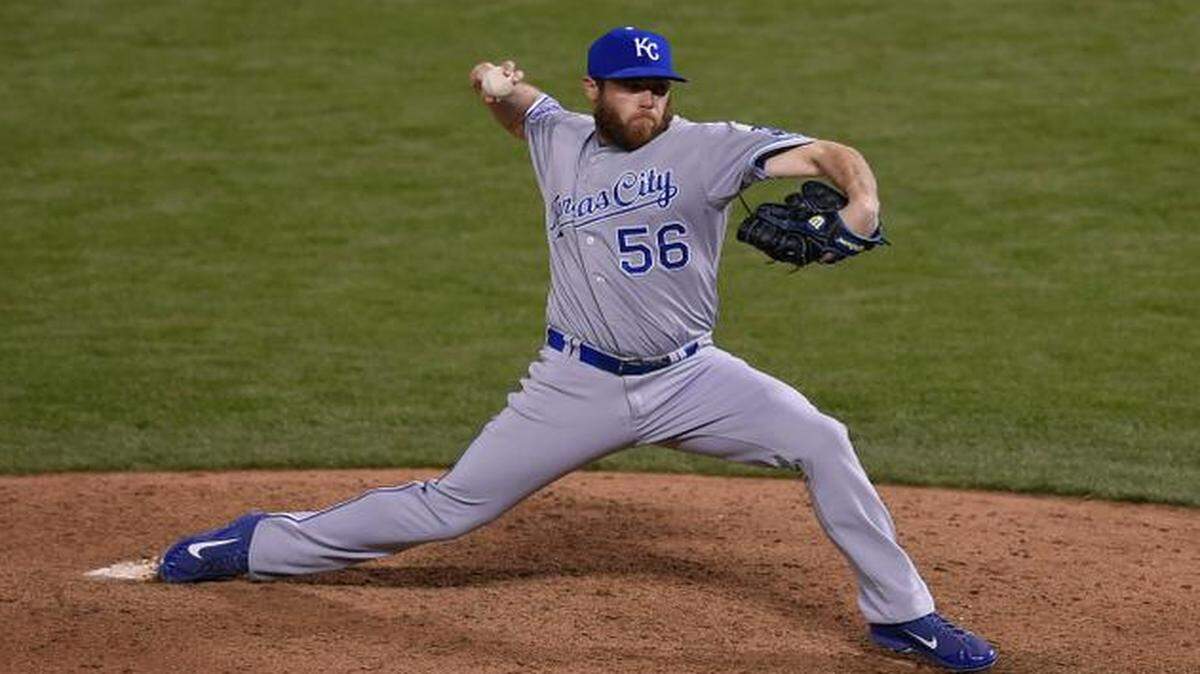 
Greg Holland came on in the bottom of the ninth and preserved the Royals’ victory with a one-two-three inning for a 2-1 lead in the World Series.
