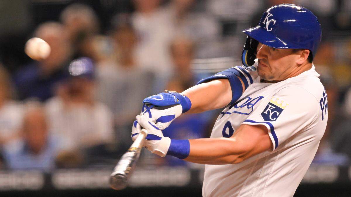 Kansas City Royals’ Vinnie Pasquantino flies out during the ninth inning of the team’s baseball game against the Texas Rangers, Tuesday, June 28, 2022, in Kansas City, Mo.