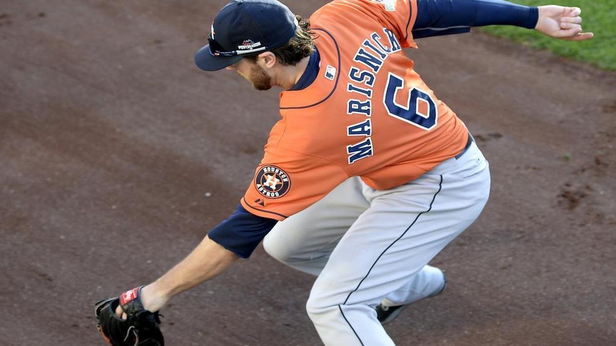 
Astros center fielder Jake Marisnick chased down a triple by the Royals’ Alcides Escobar in the seventh inning. Escobar later scored the winning run.

