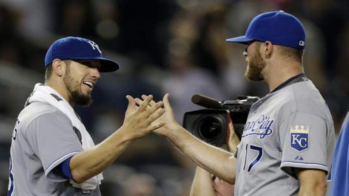 
Kansas City Royals starting pitcher James Shields (left) celebrated with relief pitcher Wade Davis after they defeated the New York Yankees 1-0 Friday in New York. 

