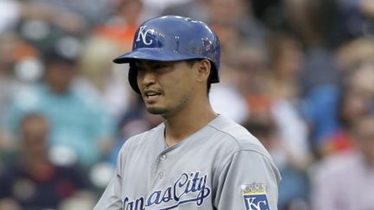 
The Royals’ Nori Aoki walked to the dugout holding his leg after scoring in the second inning Tuesday.
