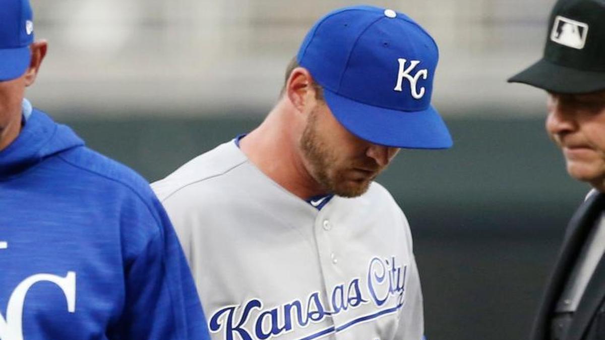 Royals reliever Travis Wood got a visit on the mound during a tough seven inning against the Minnesota Twins on Monday in Minneapolis.Wood gave up two bases-loaded walks in the inning, and the Twins went on to beat the Royals 7-1 on opening day of the 2017 season.