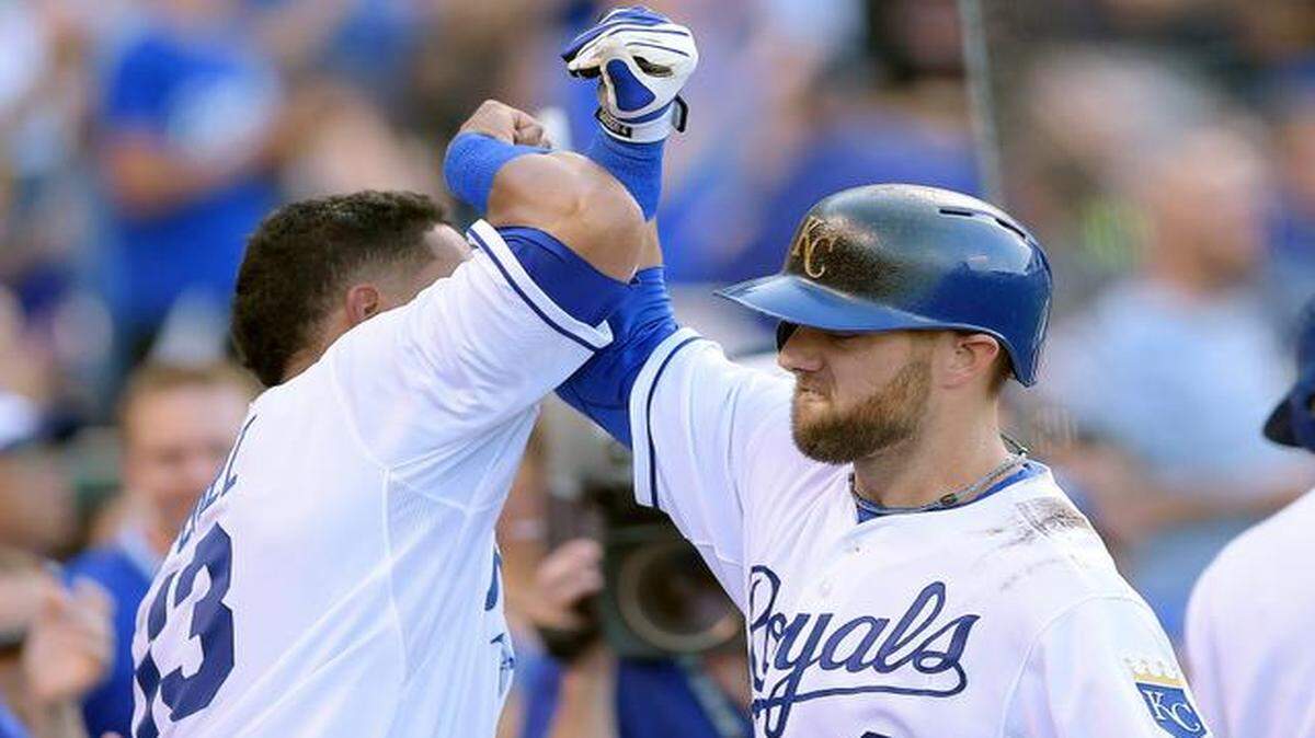
Salvador Perez (13) congratulated Alex Gordon (4) after Gordon’s solo home run in the fifth inning against the San Francisco Giants on Saturday night in Kansas City. Fittingly, it was Nebraska Night at Kauffman Stadium. Gordon played for the Cornhuskers.

