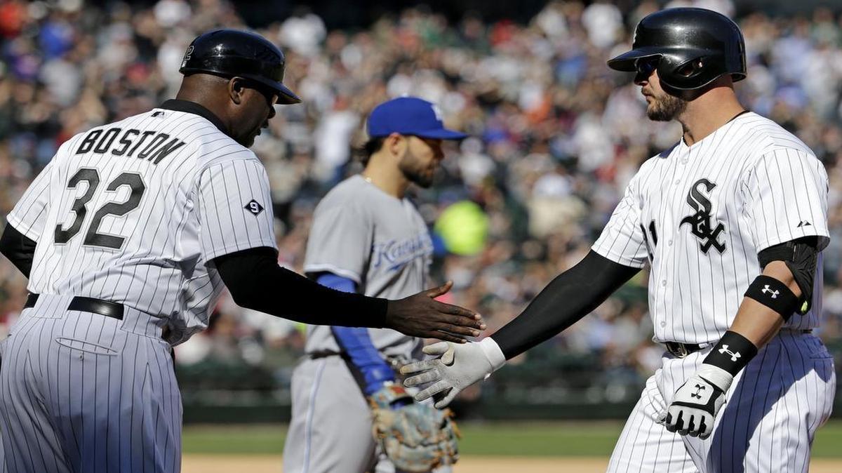 
Tyler Flowers of the White Sox (right) celebrated with first-base coach Daryl Boston after hitting an one-run single against the Royals in the sixth inning Sunday in Chicago.
