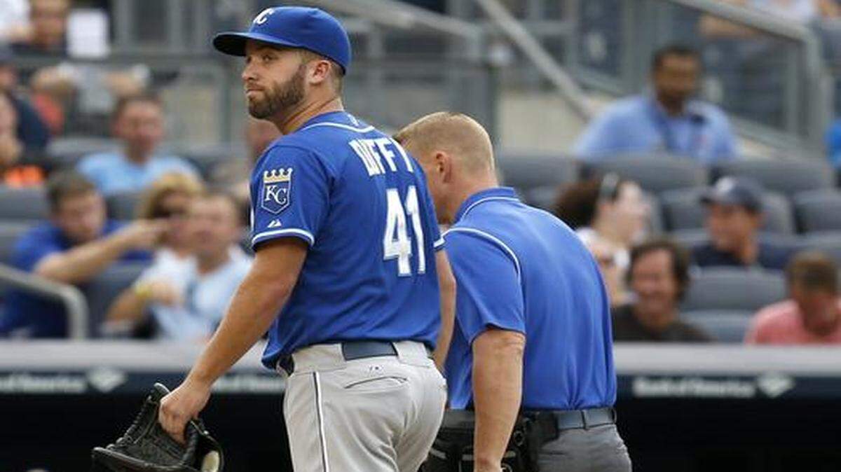 
Royals starting pitcher Danny Duffy (left) threw only one pitch before leaving the game against the New York Yankees with a sore shoulder Saturday in the Bronx.
