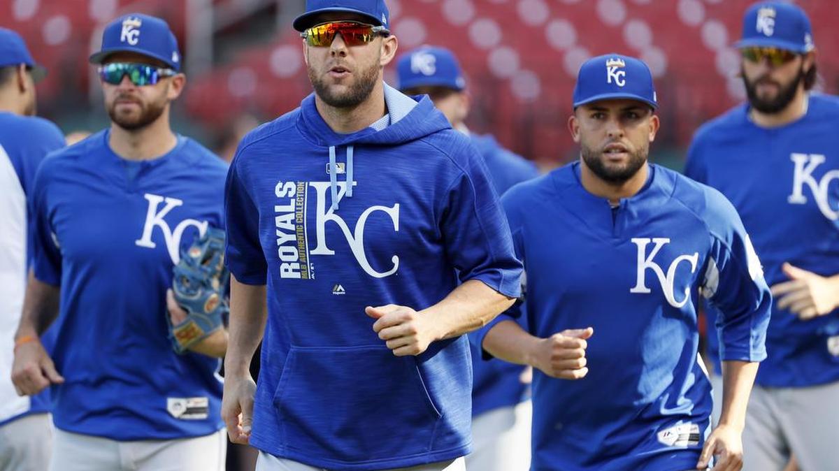 Alex Gordon (front) warmed up with his Royals teammates before the start of Wednesday’s game in St. Louis. Gordon was back in the starting lineup on Thursday.