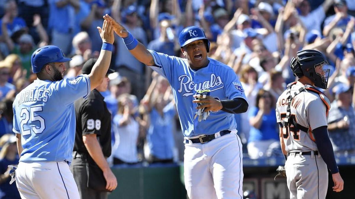 Royals catcher Salvador Perez (center) celebrated after scoring in the seventh inning of Sunday’s game against the Tigers.