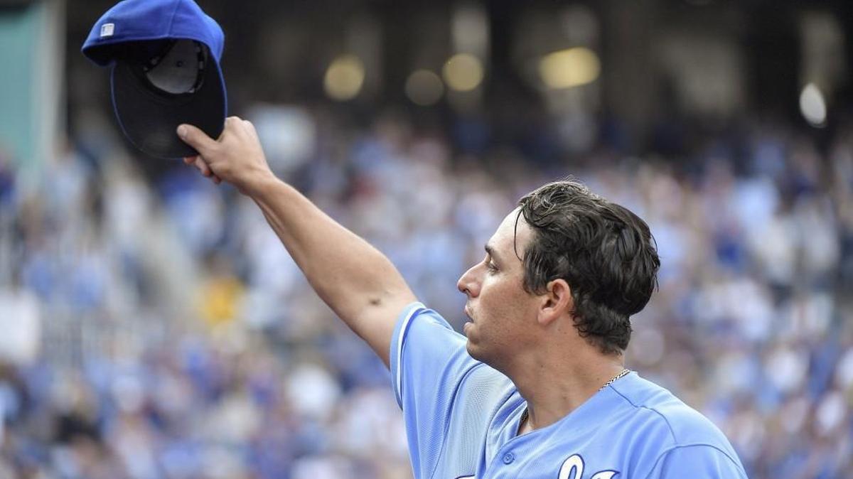 Jason Vargas doffed his hat to cheering crowd during the Royals’ season finale against the Arizona Diamondbacks at Kauffman Stadium.