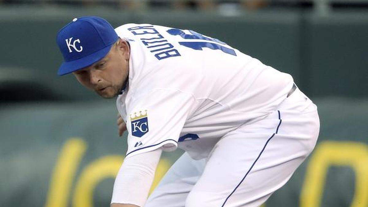 
Kansas City Royals first baseman Billy Butler (16) fields a grounder before tossing it to first for an out on Minnesota Twins' Joe Mauer in the first inning during Wednesday's baseball game on August 27, 2014, at Kauffman Stadium in Kansas City, Mo.
