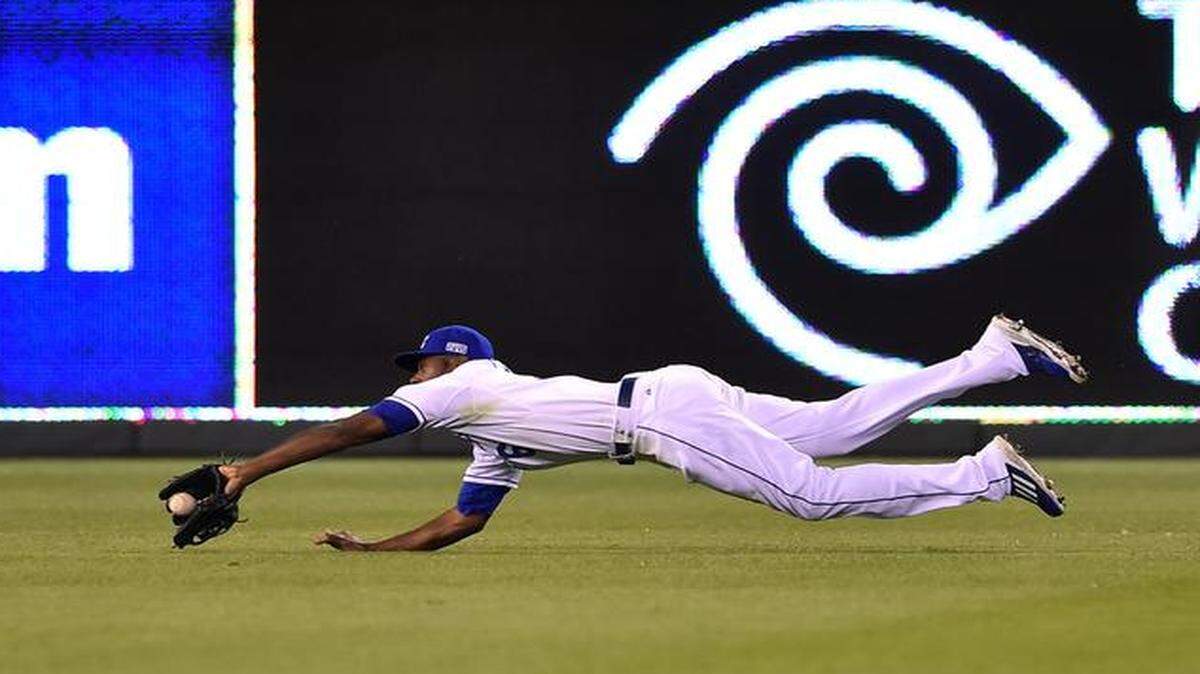 
Lorenzo Cain made a diving catch in the fifth inning to put out the Angels’ Albert Pujols.
