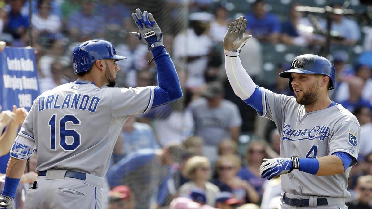 
The Royals' Alex Gordon (right) celebrated with Paulo Orlando after hitting a solo home run in the second inning against the Cubs Friday in Chicago. 

