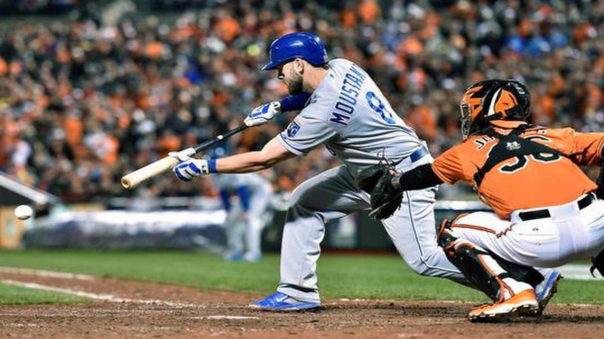 
Kansas City’s Mike Moustakas laid down a sacrifice bunt in the ninth inning Saturday in front of Orioles catcher Caleb Joseph.
