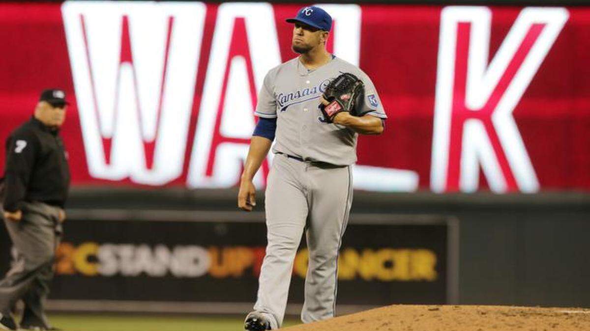 
In a 10-2 loss to the Minnesota Twins on Tuesday night in Minneapolis, Kansas City starter James Shields contributed his briefest appearance of the season, a five-inning mess. The Twins tagged him for five runs. He gave up a walk to Sam Fuld to load the bases in the decisive fourth inning. 
