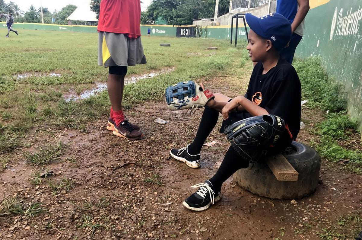 Fabián Hernández, a 13-year-old cousin of Yordano Ventura who is a left-handed pitcher, was taught by Ventura how to throw a curveball.