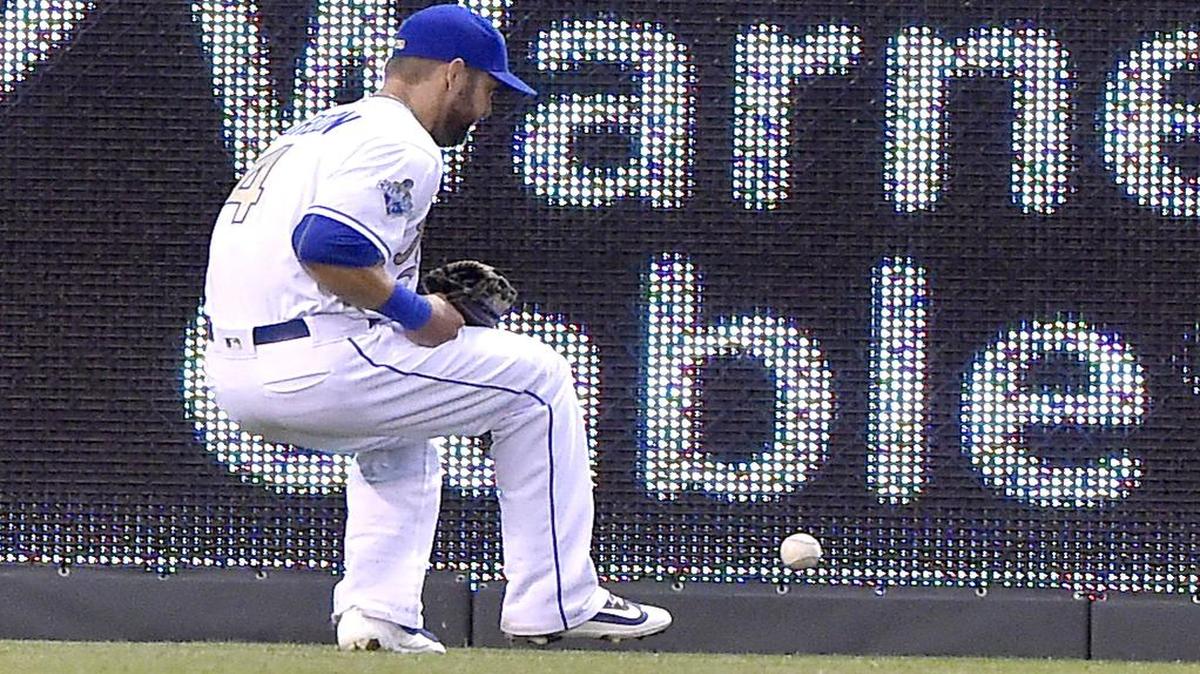 Royals left fielder Alex Gordon dropped a fly ball for his first error since August 2014, allowing the Braves’ Freddie Freeman to reach second base in the fourth inning Friday.