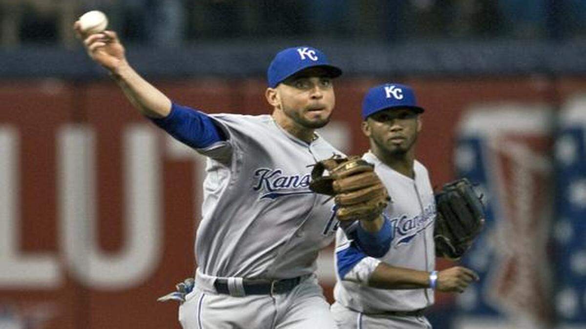 
Kansas City Royals shortstop Alcides Escobar, right, backs up second baseman Omar Infante, left, as he fields a ground ball hit by Tampa Bay Rays' Ben Zobrist during the first inning of a baseball game Tuesday, July 8, 2014 in St. Petersburg, Fla. 
