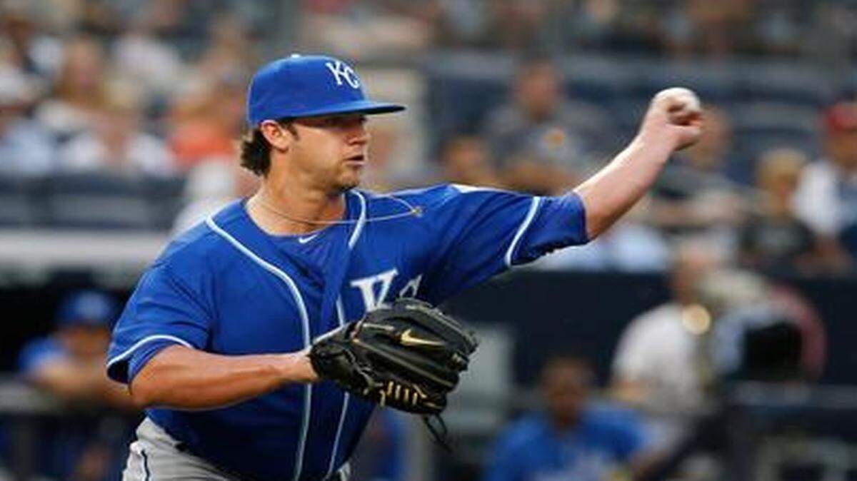 
Kansas City Royals pitcher Brandon Finnegan threw out the Yankees’ Carlos Beltran at first base during the seventh inning of Saturday’s game at Yankee Stadium.
