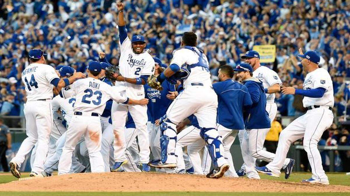 Celebrating their American League championship and berth in the World Series, the Royals rushed the field at Kauffman Stadium and surrounded shortstop Alcides Escobar as he pumped his fist Wednesday.