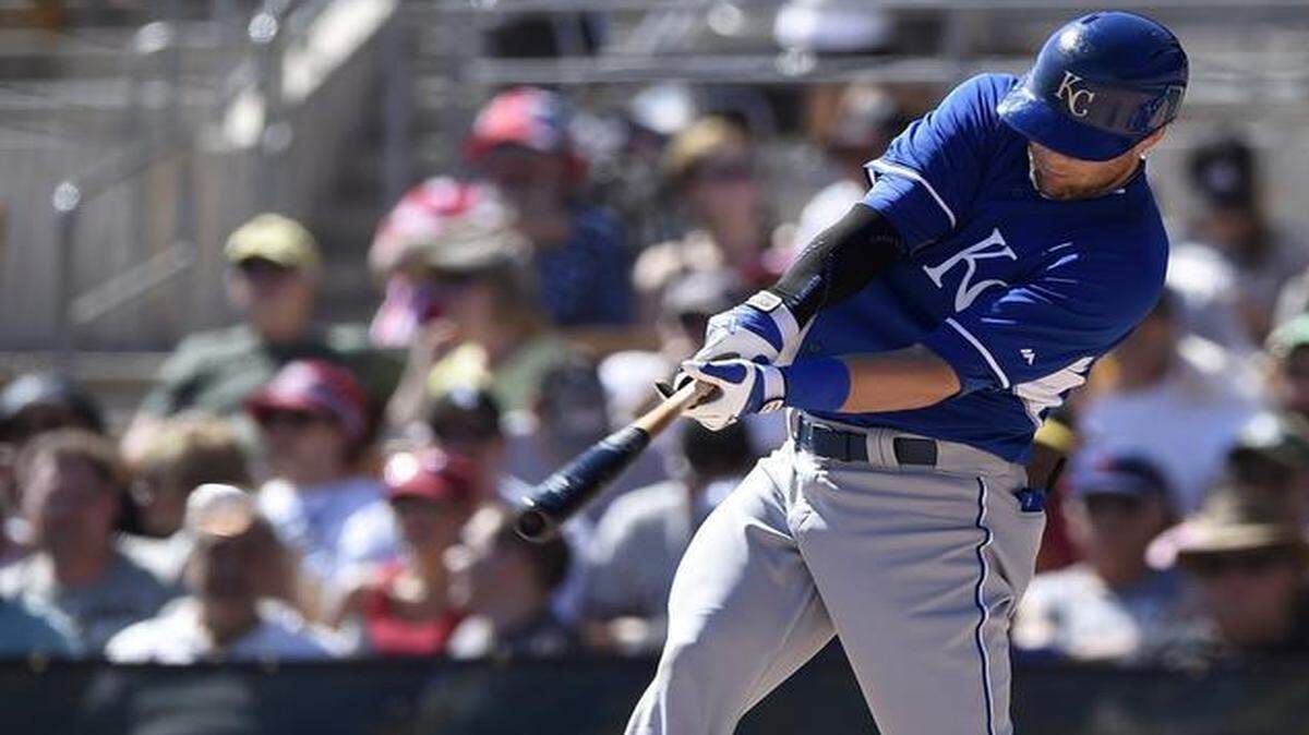 
Kansas City Royals left fielder Alex Gordon lined out to first during Saturday’s game against the Chicago White Sox in Glendale, Ariz.

