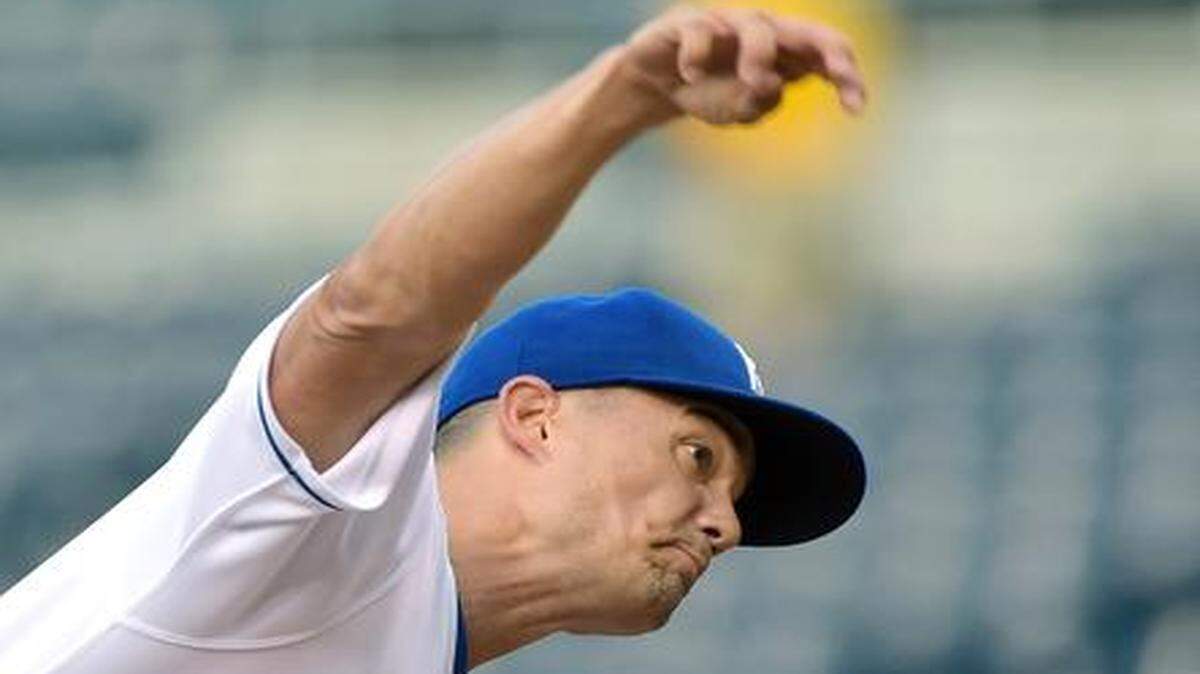 
Kansas City Royals starting pitcher Jeremy Guthrie (11) throws in the first inning during Wednesday's baseball game against the Chicago White Sox on May 21, 2014 at Kauffman Stadium.
