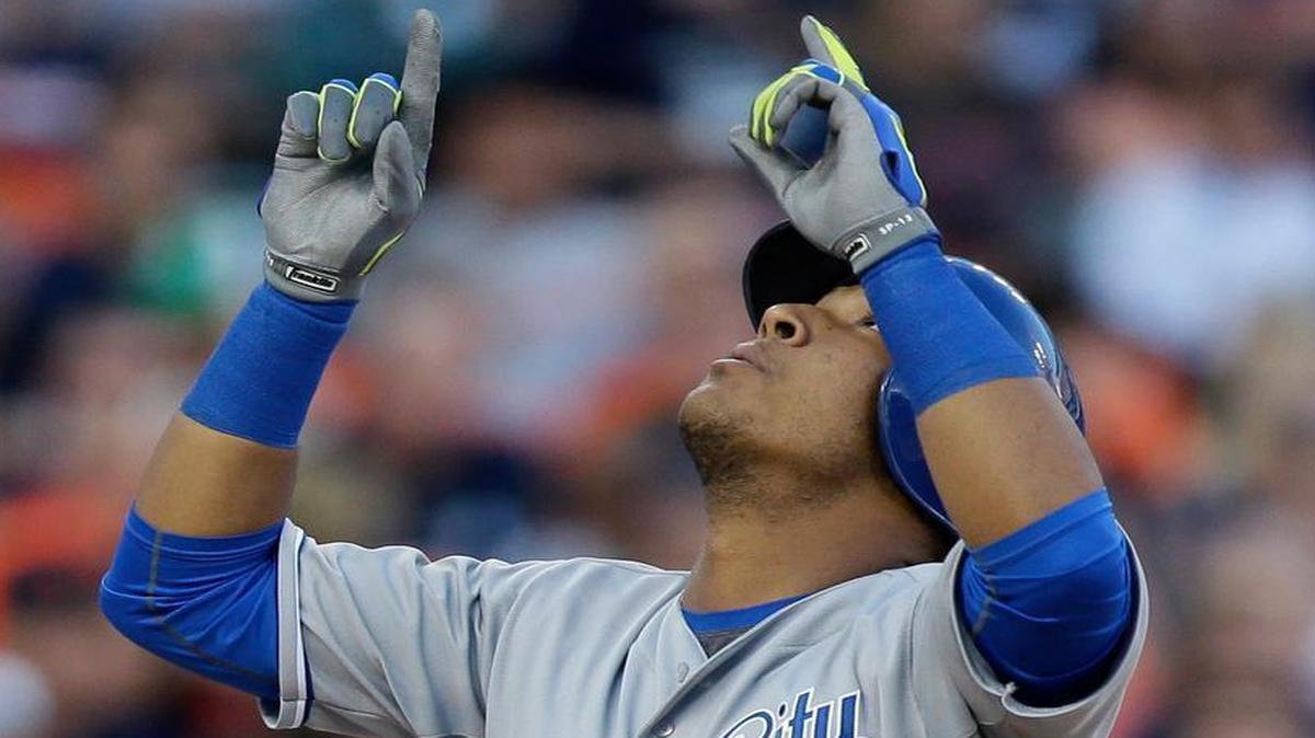 
The Royals’ Salvador Perez looked skyward as he crossed home plate after hitting a two-run home run off Tigers starting pitcher Justin Verlander in the fourth inning Tuesday night in Detroit.
