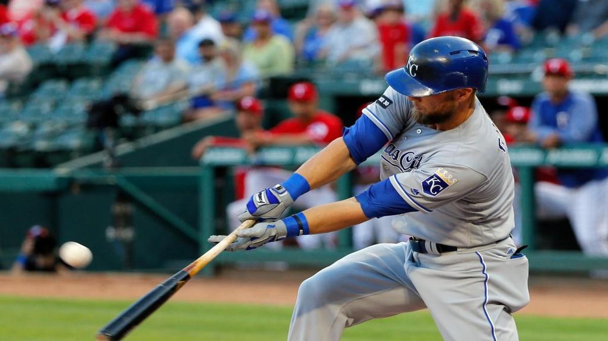 Alex Gordon (4) flied out to left in the first inning Thursday against the Rangers in Arlington, Texas.
