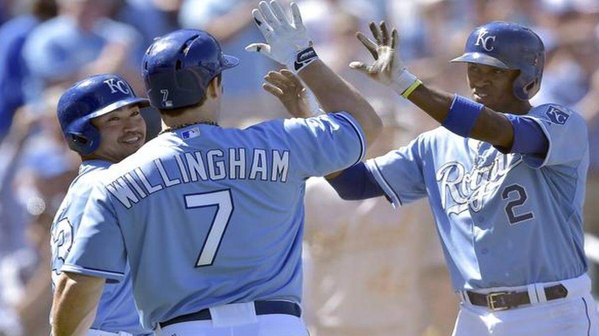 
Nori Aoki and Alcides Escobar were congratulated by Josh Willingham after scoring on a single by Billy Butler in last Thursday’s win over Oakland.
