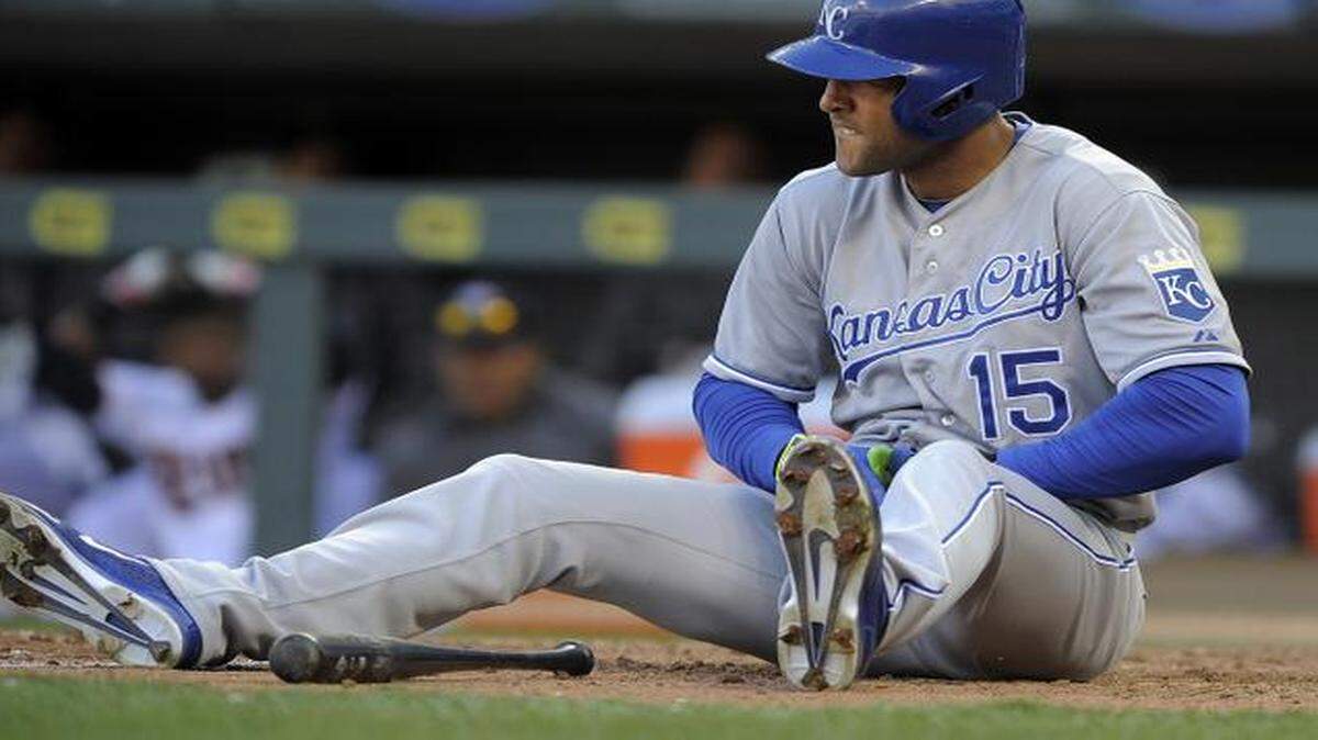 
Royals outfielder Alex Rios glared at Minnesota Twins pitcher J.R. Graham after being hit on the wrist during the eighth inning of Monday’s 12-3 Royals win in Minneapolis. Rios suffered a fracture in his left hand as a result.
