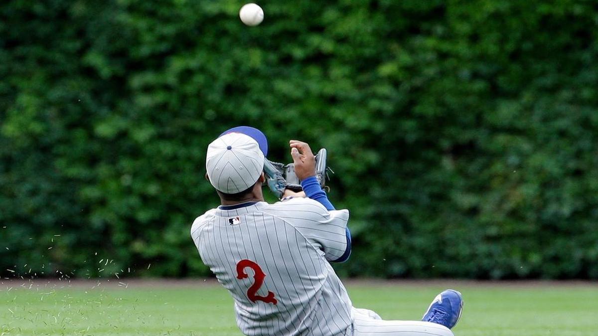 
Royals shortstop Alcides Escobar couldn’t make the catch on a bloop single by the Cubs’ David Ross, which gave Chicago a 2-1 victory in 11 innings Sunday at Wrigley Field.
