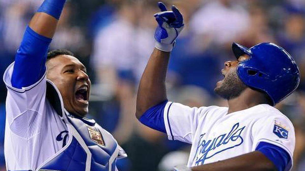 
Lorenzo Cain (right) celebrated with teammate Salvador Perez after Cain’s two-run home run in the eighth inning broke a 5-5 tie, lifting the Royals to a 7-5 win over the Chicago White Sox on Wednesday night at Kauffman Stadium.

