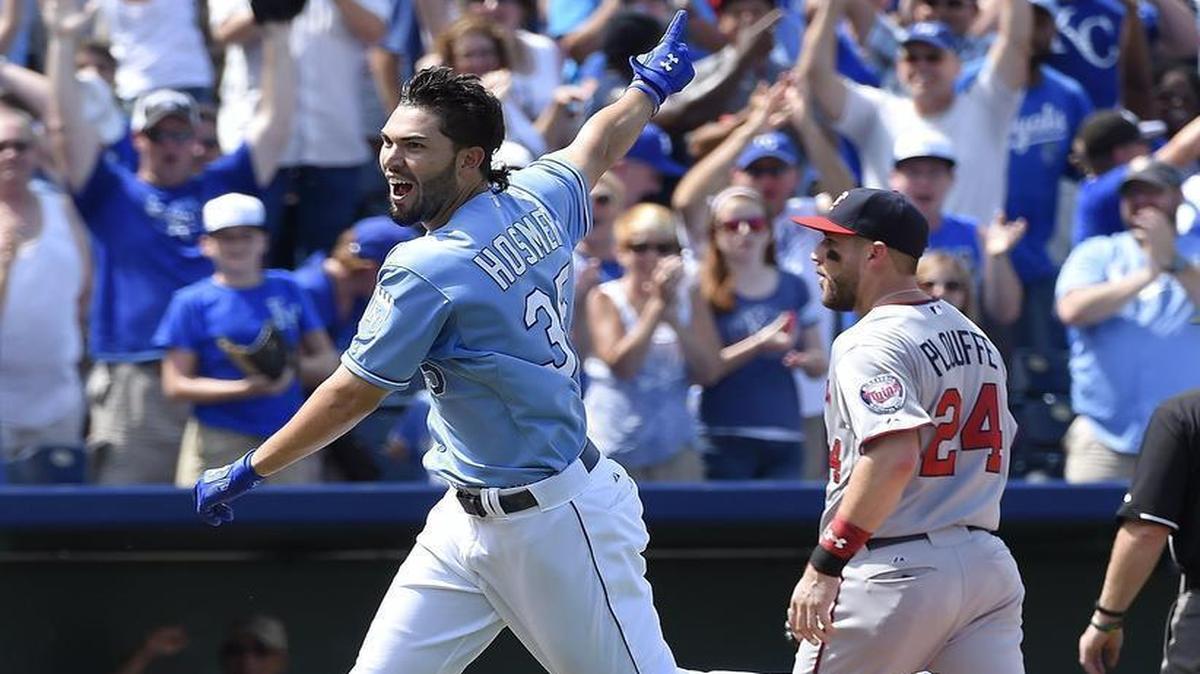 
The Royals’ Eric Hosmer celebrated as he came off the field, passing Twins third baseman Trevor Plouffe after his ninth-inning double scored Lorenzo Cain for a walk-off 3-2 win over Minnesota on Sunday at Kauffman Stadium.
