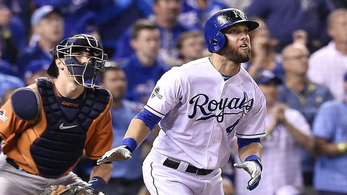 Former Royals outfielder Alex Gordon (right) remained a free agent Friday when he turned down the club’s qualifying offer.