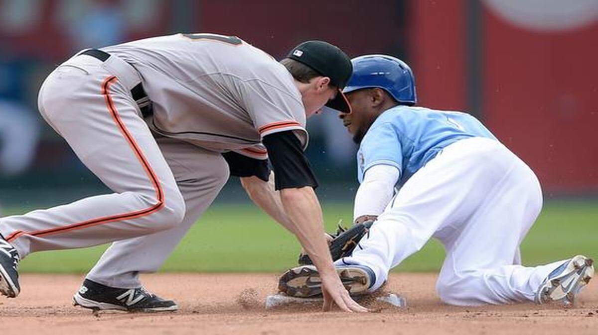 
He didn’t score Sunday against the San Francisco Giants, but Jarrod Dyson (1) still personified the Royals’ approach as they completed a three-game sweep. Dyson went 3-for-3, dropped a sacrifice bunt to advance a runner, collected 10 put-outs and stole three bases. He contributed to the team’s total of seven stolen bases, the most the Royals have had in one game since Aug. 1, 1998. 
