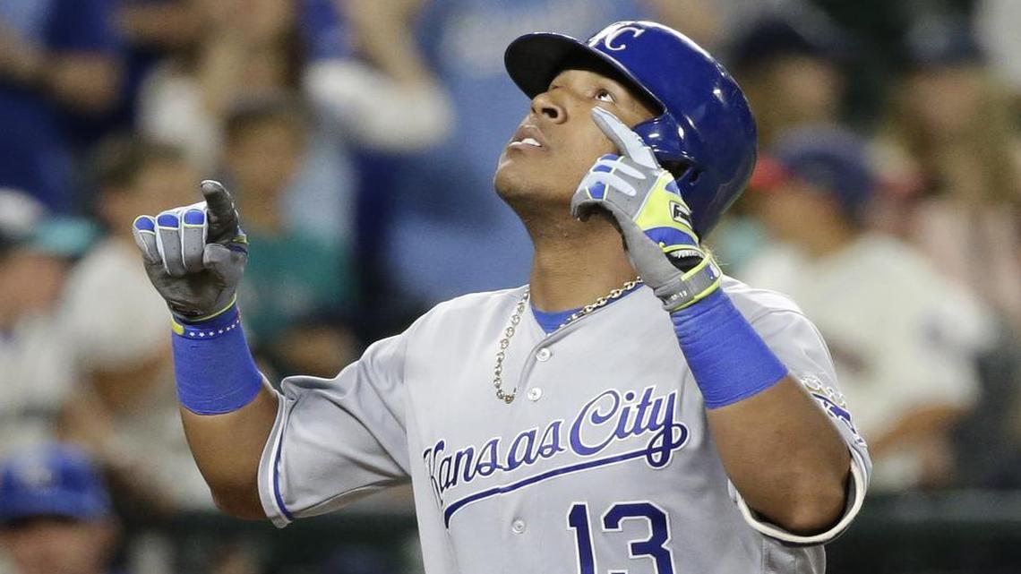 The Royals’ Salvador Perez looked to the sky as he crossed home plate after hitting a two-run homer in the 10th inning against the Mariners on Wednesday in Seattle.